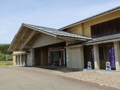 春日山城跡を下り、麓にある上越市埋蔵文化財センターへ。春日山城跡に行った後に気づいたのですが、ここから無料のシャトルバスが登山口まで出ているので、シャトルバスに乗った方が楽でした