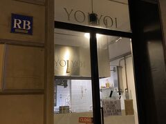 そのあと、20:00開店のお店を目指していきました。
Yoi Yoi Gion という元サッカー選手がやっているうどんやさん。
着いたときからこんな感じで、え、やってる？って思ったけど奥に広くなっているつくりのお店でちゃんと営業してました。
（出たときに撮ったのですでにCLOSED になっている）