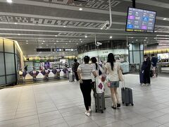 MRT桃園空港から台北へは
VISAタッチが使えます

改札のリップルマークに
クレジットカードをかざせばOK