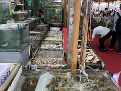 友人の車で西貢（サイクン）という港町へ。
海鮮料理が有名な街で、水槽の中に沢山の魚やシャコ、エビがいました。