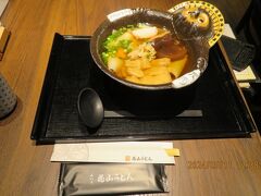 12時くらいに来たら、ちょうど目の前で満席になってくらいだったのですが、お腹空いてないし、ウロウロして戻ってきたら数組待ちになってました。
３０分は待たなかったかなー。