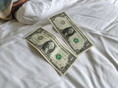 ハワイに着てやっぱり戸惑うのがチップ。このホテル、毎日ベッドメイキングをしてくれるので一応2ドル、毎日チップを置いておきました。