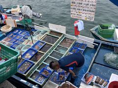 港には船で魚介類を売りに来ている人もいました。街中で買うよりかなり安いようです。