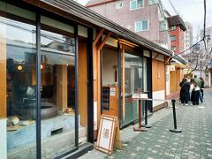 11時前、また益善洞に来ました。
パン屋さん並んでる。