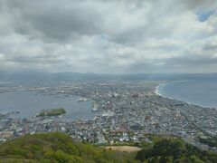 山頂から函館の町を見下ろす。夜景が有名なのだが、それでも蝶が羽を広げるような形が見える。