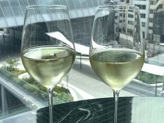 東京都港区『虎ノ門ヒルズ ステーションタワー』4F【Lien】

フレンチ【リアン】虎ノ門店でいただいたものの写真。

ランチ時にグラスの白ワインをお願いしました。
ワイングラスは東洋佐々木ガラスの「ファインクリスタル」。

〇 白ワイン　660円×2

薄いかな。。スイスのワインで珍しいけど。