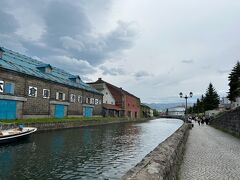 小樽運河に到着です('◇')ゞ

どんより天気（たまに雨）だったので爽やかな写真は撮れなかったけど
それでもこれぞ小樽！と感じられるいい風景。