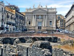 そろそろ疲れてきてB&Bに戻る途中、教会から徒歩15分ほどで｢ローマ円形闘技場(Anfiteatro Romano di Catania)｣に到着。毎日ここを通っているが、今日はじっくりと見学しよう。まずは東側から。こちら側からだと観客席を裏側から見ることになり、どこが円形闘技場なのかわからない。
奥の建物は｢聖アガタ・アッラ・フォルナーチェの聖ビアージョ教会(Chiesa di San Biagio in Sant'Agata alla Fornace)｣。