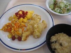朝食。揚げたて熱々の天ぷら。
衣に味がついていて、とても美味しい。