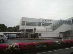 走り始めてすぐに鳥羽駅前を通過。