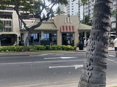 とりあえず、カラカウア通りを歩いて発見したマクドナルドへ。