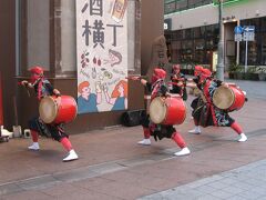 国際通りでエイサーの演舞が行われていました。
実は、今回の旅行でどうにかしてエイサーが観られないものかと考えましたが、『おきなわワールド』まで行く以外に思いつけず。
そこまでの元気はないので諦めていたのですが、ラッキーです！

https://youtu.be/nGno3VmAXNs
人混みは怖いので、しっかりとマスクをし、背後に立たれないよう端っこで鑑賞します。