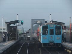2024.03.29　三菱自工前ゆき普通列車車内
西富井で最初の行き違い。