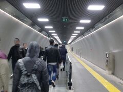 ▽ガイレッテペ駅 Gayrettepe 

エレベータで隣り合ったトルコ人女性に2号線でタクスィムに行きたいと質問したら、付いて来いって言ってくれたのでついて行くことにした。

彼女は1人で大きなスーツケースを2個も引いてパワフル。東京に留学している夫に会いにいった帰りらしい。
東京や京都の写真を見せてもらった。