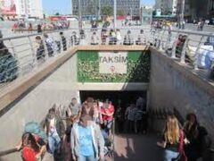 ▽タクスィム駅 Taksim

ガイレッテペ駅からタクスィム駅までは10分ぐらいだったが、タクスィム駅でエレベータに乗るのに苦労した。
そもそもエレベータの箱が小さいのに、横入りが酷くてなかなか乗れなかった。

スーツケースがなければ何でもないが、スーツケースが２つも持っているとできるだけ階段は避けたかった。