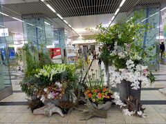ハウステンボスへ行く列車に乗った博多駅の構内に飾られていた大きな生け花の展示