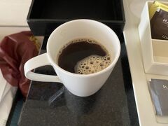 起床してから何か飲みたいなと思い、ホテルの自室のミニバーにあるインスタントコーヒーを飲みました。
