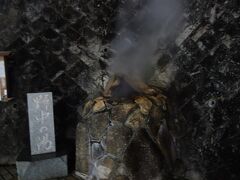 源泉のひとつ。野中の湯。熱くてさわれません。