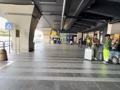 右に歩いていくとバス停がある。
事前にネットで往復分のチケットを購入済み。
日付指定のみで時間指定ではないのがとても便利。
今回は飛行機が1時間遅れたので時間指定でなくて助かった。
バス会社はTerravision、ローマまで片道1人6ユーロ。