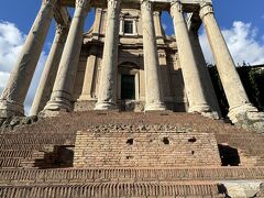 アントニヌス・ピウスとファウスティナ神殿。