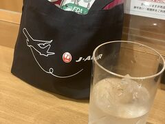 宮崎空港のエアラインラウンジはセントレアと同じく共用ラウンジです。
焼酎飲めるのが嬉しい。芋焼酎です。