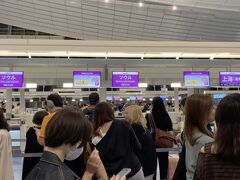 ［羽田空港 T3］ピーチ Cカウンター

「チェックイン開始～」

ソウル行きは女子率高い。