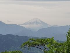 山頂展望台からは富士山が見えます。