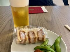 １日目。
羽田空港第３ターミナル、プライオリティパスで利用出来るスカイラウンジサウス。カツサンド、カレーライス、カップ麺にアイス等もあって充分過ぎる、更に生ビールも無料でした。