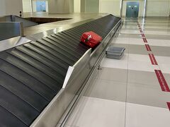 スカルノハッタ国際空港に到着後 VISA on arrival 窓口でビザ取得。
500,000ルピーの所、100USD出したら970,000ルピー（約60USD）が帰ってきたが、よく計算すると多分10USDくらい損してる。
以前行ったバタムでは50USDだったから、得したのか損したのか変な気持ち。