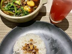 「Hotel Santika Bogor」
今回は妻がシンガポールから参加するゴルフツアーに勝手に帯同する形なので、このホテルは自分で取ってません。
部屋で無事合流しホテル内のレストランで夕食。