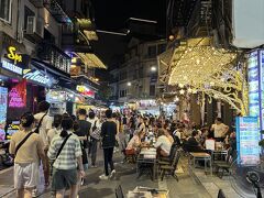 食事後ターヒエン通りへ。
ものすごい人でにぎわっていました。
呼び込みもすごい！
本当はここで一杯やりたかったのですがもうおなかいっぱいで断念。