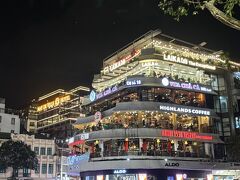 夜のドンキンギアトゥック広場。
