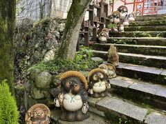 山王寺は、別名”たぬき寺“と呼ばれるほど、タヌキの置物が多い寺
境内の至る所に飾られています♪