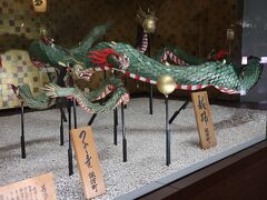 グラバー園を下側から出る際、一度長崎伝統芸能館に入ることになります
館内ではくんちで使われる竜や笠鉾が展示されていました