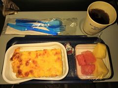 こちらはメキシコのモンテレイからパナマシティへ向かう、コパ航空の機内食。朝食です。スパニッシュオムレツと果物のみ。
パンは付いてないのね、、、
このオムレツはとても美味しかったです！