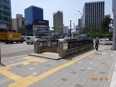 地下鉄には４7分ほど乗車し、２４駅目の「東大門トンデムン歴史文化公園駅」で下車し、4番出口から出た。
ホテルは目の前。
ただ、ここにたどり着くまで、地下鉄駅の構内の階段をひたすら上り、ひたすら歩いた。
４番出口までは遠かった！
すごく遠かった！