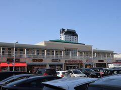 どんぶり横丁市場へ　後ろの高い建物が今日の宿泊ホテル(東急ステイ)