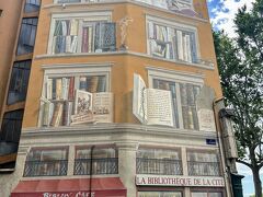 「Fresque  la bibliotheque de la cite」街の図書館という名前だそうですが、大きな本屋さんみたい