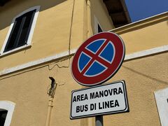 なんとかアルベロベッロには着いたものの、Googleでは手前のバス停に停まるはずが素通りしてアルベロベッロ駅で停車したので下車する。