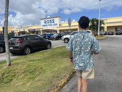 母がお腹空いたというのでアガニアショッピングセンターへ。