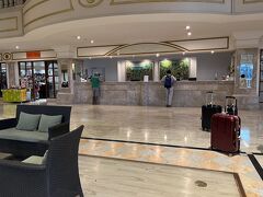 今回、前半2泊はホリデイリゾートに宿泊。東南アジアのケチケチ旅行ばかりの私たちには円安のあおりを受けまくってるアメリカ圏にビビッてます。当初、夜着の予定だったので前半は少し費用を抑えようとコチラに。とはいえ、1泊23,000円くらい？
