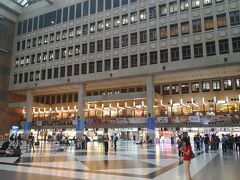 初めての台北駅
ここに座っている人が多いようですね。