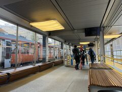 ゴルナーグラート鉄道で、ゴルナーグラート展望台へ行きます。
スイストラベルパスの割引を使って、往復約８０００円。