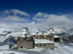 ゴルナーグラートの天文台・ホテルの先に、マッターホルンが