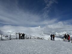 ゴルナーグラート駅に到着
駅の前に広がる広場から、正面にマッターホルン（頭だけ）