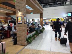 BNE→MEL（4/29)
【ブリスベン国際空港(Brisbane Intl), 国内線ターミナル】

余談：空港⇔市内移動は、Air Train。オンライン予約で往復購入43.8A＄
事前に予約したほうが割安。
MELの空港⇔市内移動のSkybusも、オンラインで予約したほうがお得。往復40A＄（7.8A＄割安）。