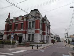 東海道沿いにある「岡崎信用金庫資料館」。
無料で内部見学できます。