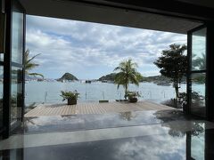 空港からホテルまでは2.5km。
配車アプリは無く空港タクシーで70,000ルピア（約700円）。