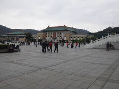 続いて故宮博物院を訪問。大陸からの団体観光客で大変混雑していました。
