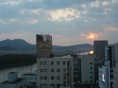 旅の最終日、3月１４日（木）の朝です。

ホテル客室からの眺め。
宍道湖から中海につながる大橋川が見えます。